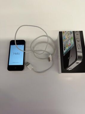 Apple iPhone 4 with original box– Black and White